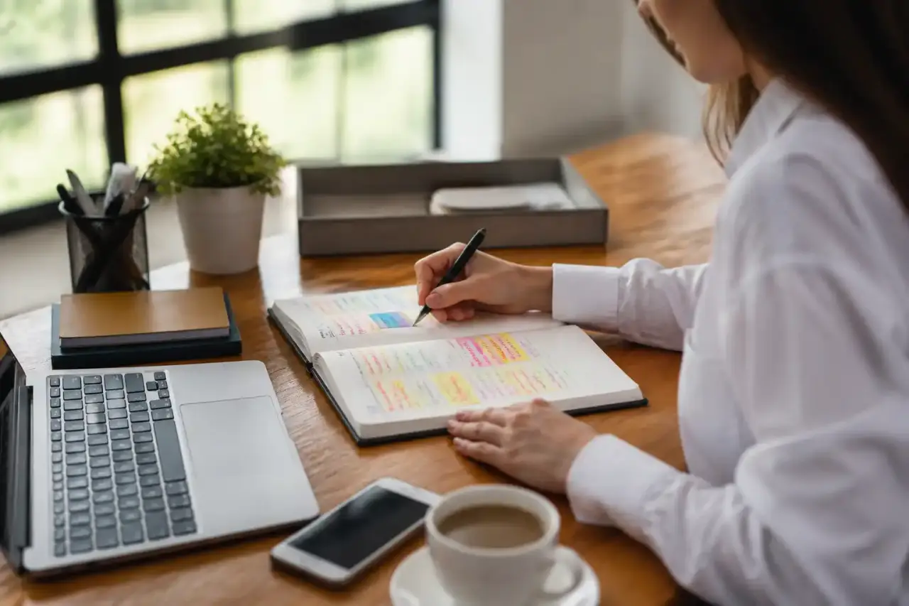 Interface SaaS moderne organisée en grille Bento avec calendrier, tâches et indicateurs de productivité